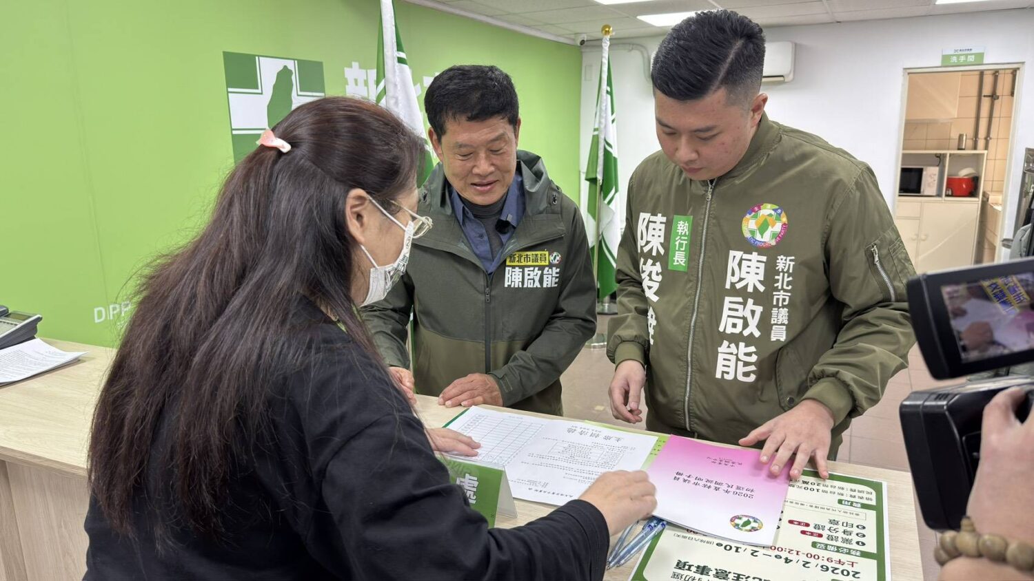 三十年「服務不斷線」 陳啟能陪同陳俊維完成三蘆議員初選登記 三十年「服務不斷線」 陳啟能陪同陳俊維完成三蘆議員初選登記