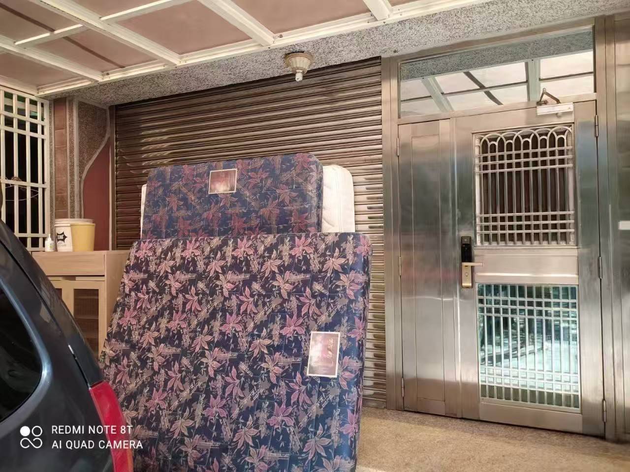 【獨家】補習班學生遭偷拍!朱姓房東私設監視器疑「長期監控」22名學童 朱姓房東遭指控曾無預警強制鎖門,限制師生進出,導致老師與學生一度被迫滯留門外。(圖/民眾提供)