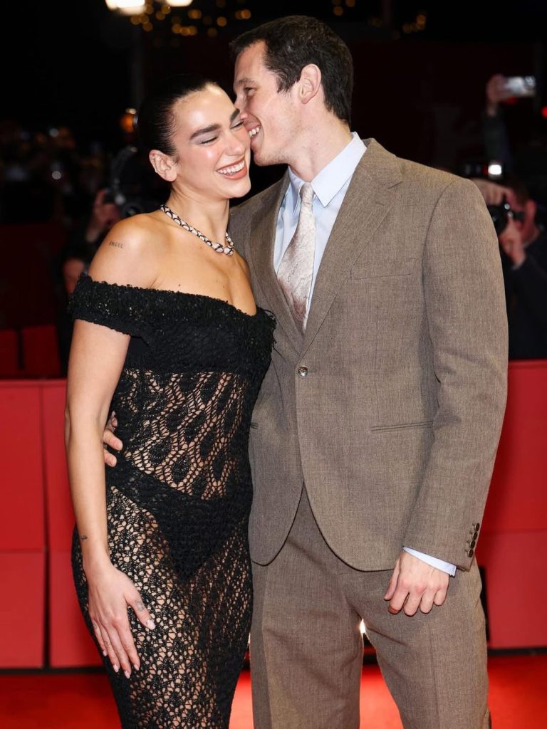 閃耀柏林影展:Dua Lipa 現身支持未婚夫新戲《Rosebush Pruning》首映 閃耀柏林影展:Dua Lipa 現身支持未婚夫新戲《Rosebush Pruning》首映