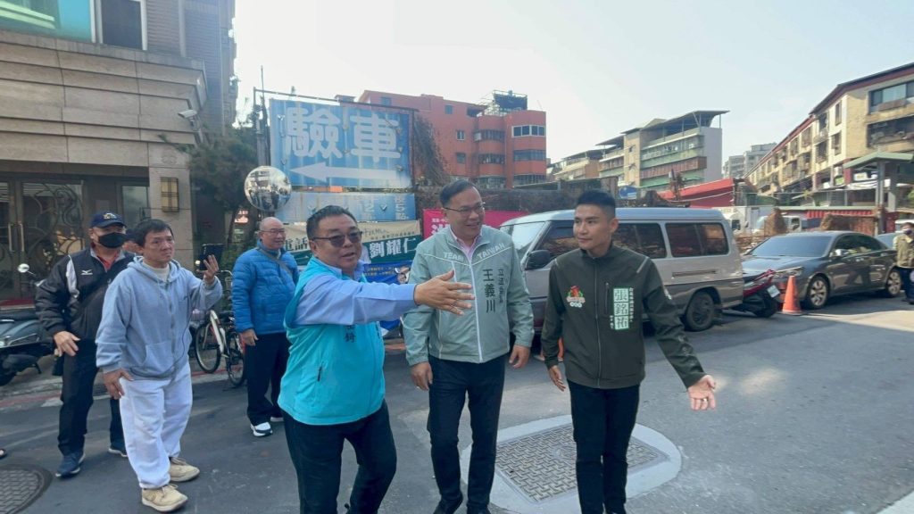 王義川力挺張銘祐 艋舺福興宮湧百人相挺 王義川力挺張銘祐 艋舺福興宮湧百人相挺