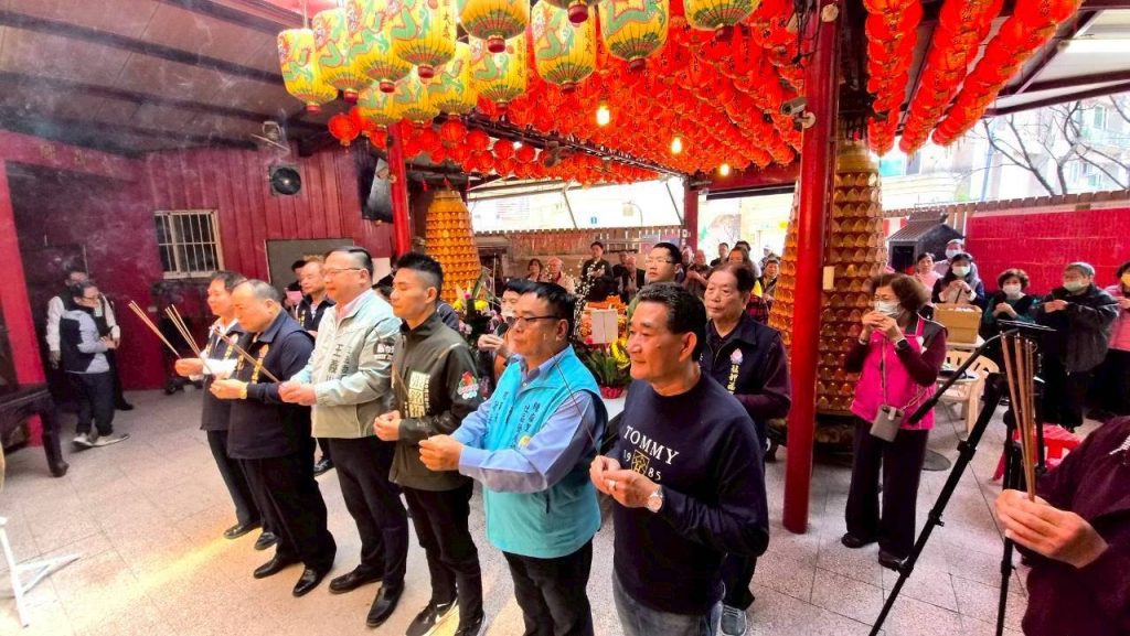 王義川力挺張銘祐 艋舺福興宮湧百人相挺 王義川力挺張銘祐 艋舺福興宮湧百人相挺