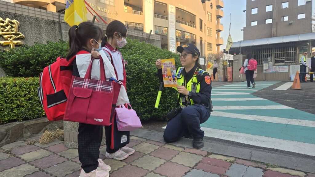 開學日護童專案啟動!大雅警「馬」力全開守護校園安全 大雅警分局員警於校門口向學童進行交通安全及反詐騙宣導,落實開學日護童專案守護學童上下學安全。(圖/記者林家嘉翻攝)