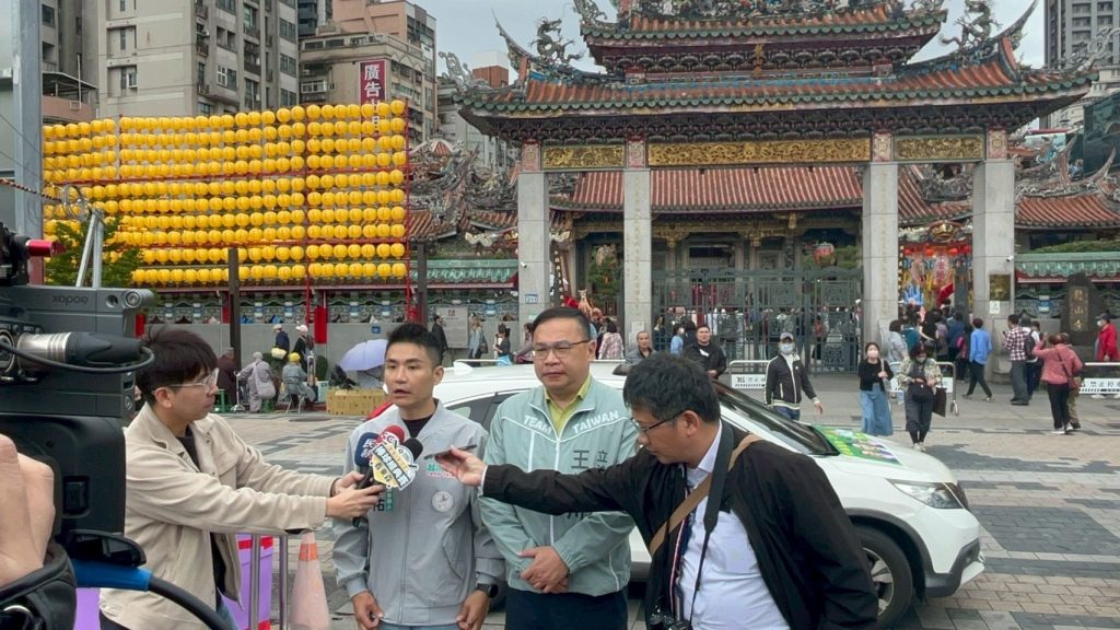 王義川陪台派戰鬥雞張銘祐車隊掃街 王義川陪台派戰鬥雞張銘祐車隊掃街