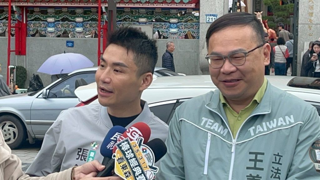 王義川陪台派戰鬥雞張銘祐車隊掃街 王義川陪台派戰鬥雞張銘祐車隊掃街