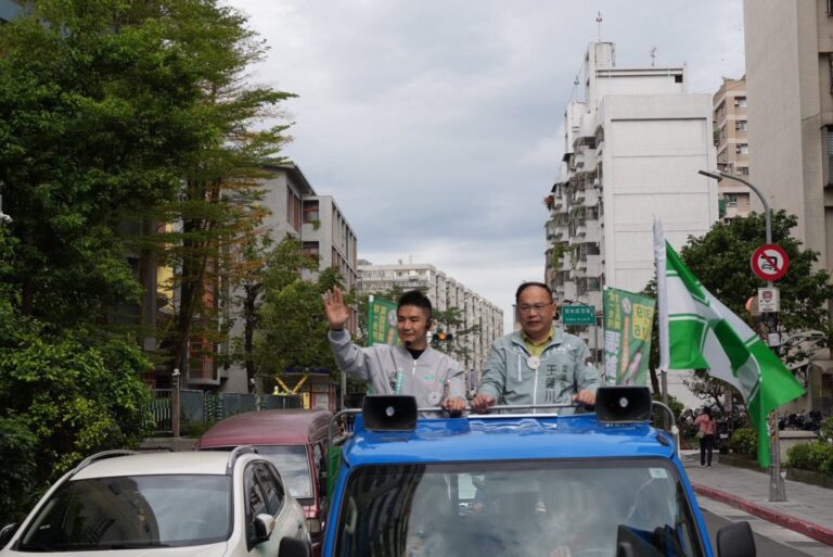 王義川陪台派戰鬥雞張銘祐車隊掃街