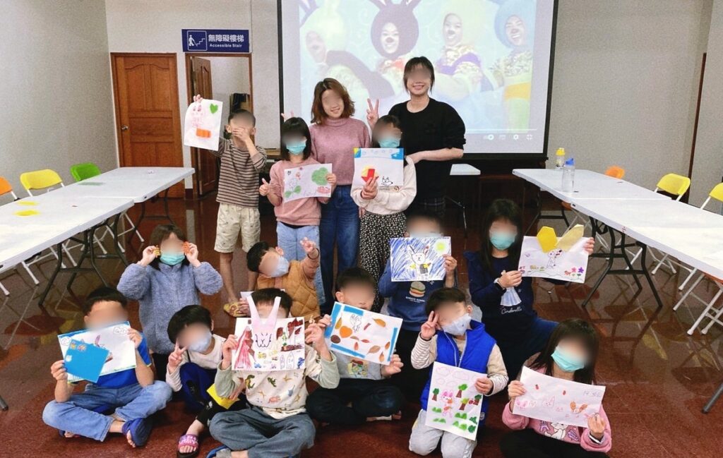 知名藝術家TINA CHIU邱婷推動「橘子來畫畫」 用美術教育為弱勢兒童點亮未來 知名藝術家TINA CHIU邱婷推動「橘子來畫畫」 用美術教育為弱勢兒童點亮未來