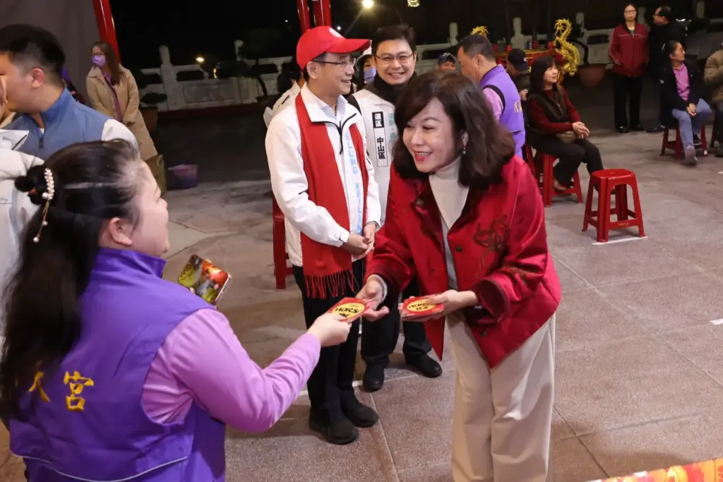 邱佩琳走訪基隆廟宇拜年 發送「Horse發生」紅包與市民同歡 邱佩琳走訪基隆廟宇拜年 發送「Horse發生」紅包與市民同歡