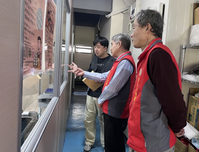 創業有成回饋社會 榮民林凡瑋捐贈愛心水餃送暖 24 《圖說》林振生處長(中)聆聽解說,了解製程與作業細節。〈新北榮服處提供〉