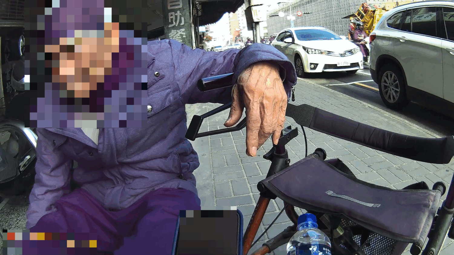 高齡翁推助行器徘徊街頭 暖警即時伸援「守護長者安全」 高齡翁推助行器徘徊街頭 暖警即時伸援「守護長者安全」