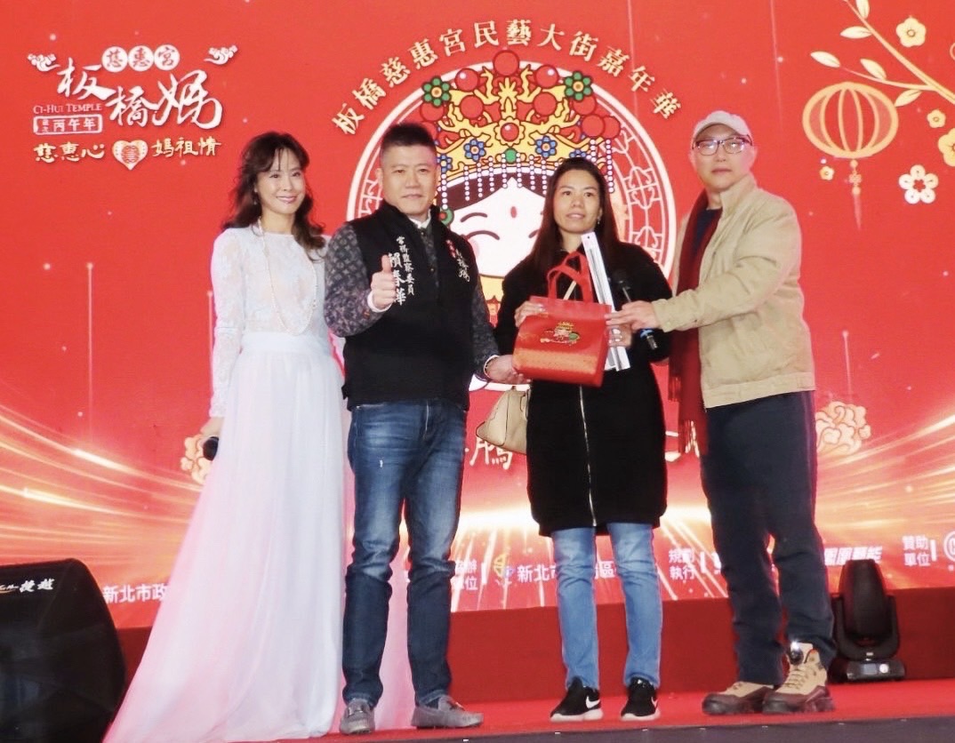 板橋慈惠宮媽祖坐鎮 三金卡司齊聚舞台 鄧安寧驚喜現身板橋慈惠宮! 金鐘、金馬、金曲藝人年節期間在板橋慈惠宮一次集滿!(圖/鳳凰藝能 提供)