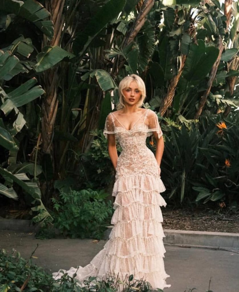 時尚穿搭美2026美國人氣歌手莎賓娜卡本特夢幻蕾絲裙獲封最佳穿搭,俏皮舔唇Meme全網瘋傳 時尚穿搭美2026美國人氣歌手莎賓娜卡本特夢幻蕾絲裙獲封最佳穿搭,俏皮舔唇Meme全網瘋傳