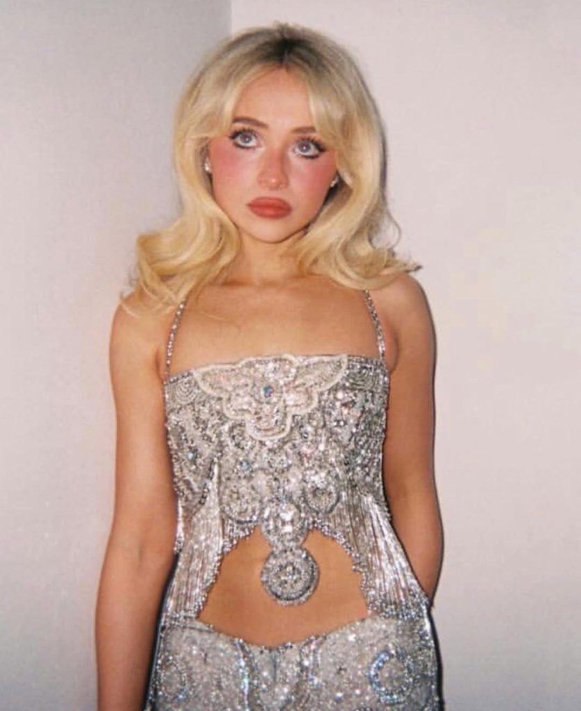 時尚穿搭美2026美國人氣歌手莎賓娜卡本特夢幻蕾絲裙獲封最佳穿搭,俏皮舔唇Meme全網瘋傳 時尚穿搭美2026美國人氣歌手莎賓娜卡本特夢幻蕾絲裙獲封最佳穿搭,俏皮舔唇Meme全網瘋傳