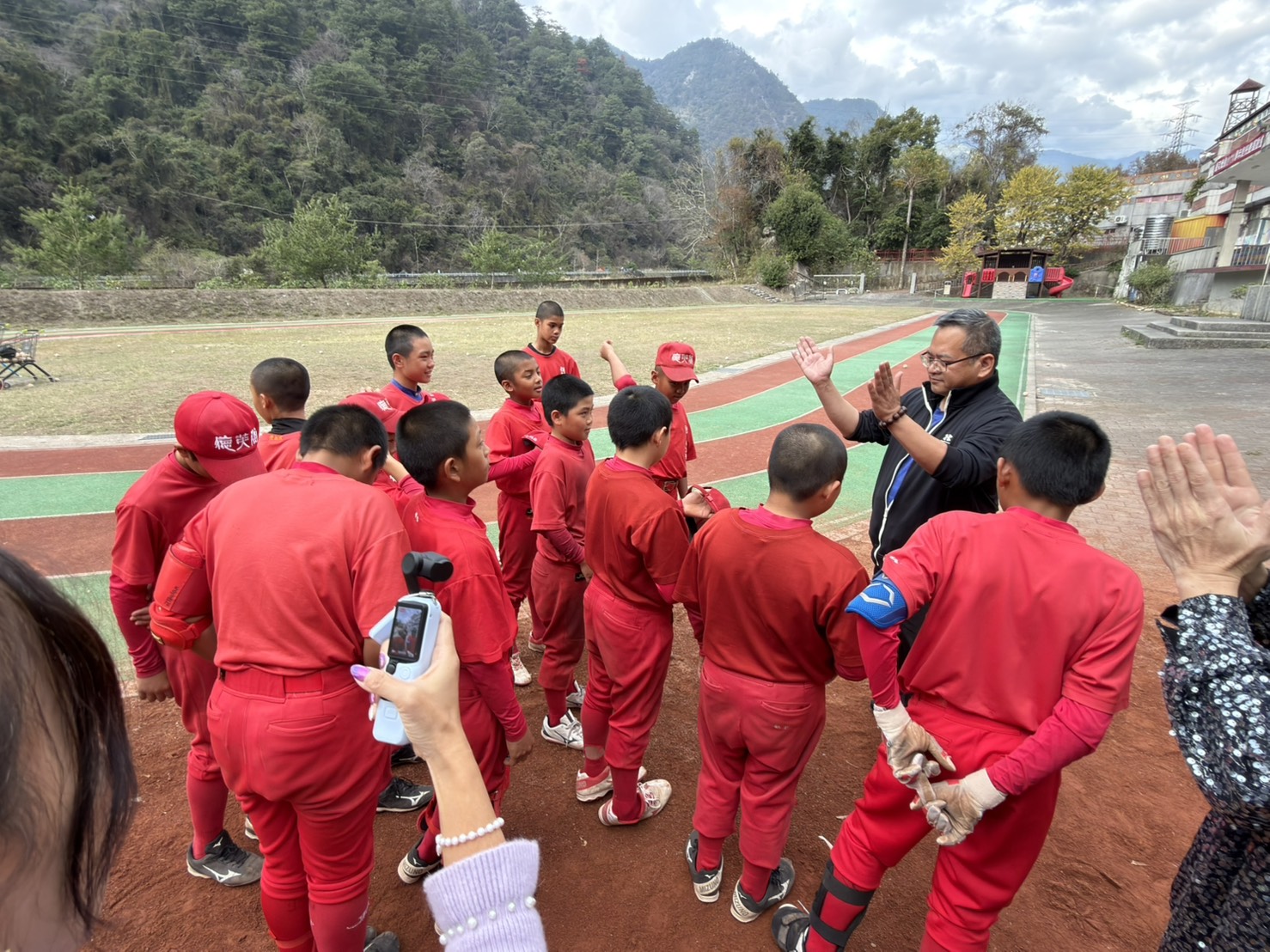 德芙蘭國小少棒隊勇奪2026紅葉小巨人盃全國冠軍〡校長古金益:部落孩子展現逆風奮戰的原鄉學童韌性 德芙蘭國小少棒隊勇奪2026紅葉小巨人盃全國冠軍〡校長古金益:部落孩子展現逆風奮戰的原鄉學童韌性