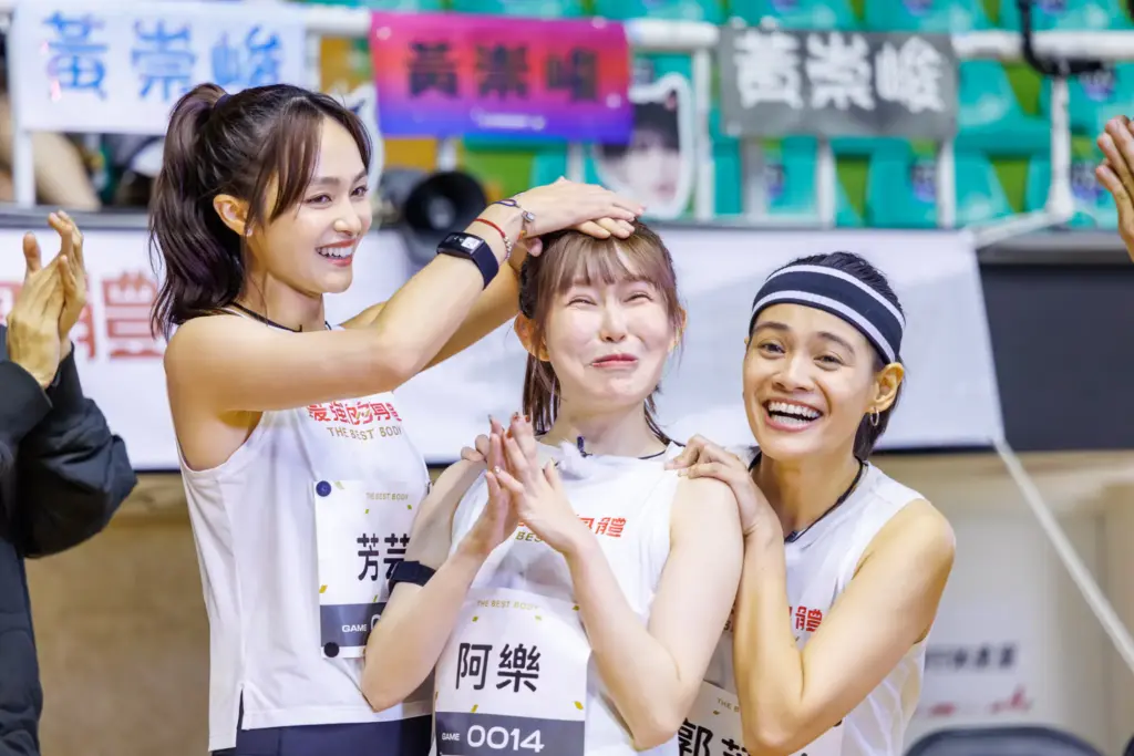 紅白最終戰炸裂 白隊芳芸霸氣喊 ALL IN 紅隊 C.Holly 倒著推雪撬 紅白最終戰炸裂 白隊芳芸霸氣喊 ALL IN 紅隊 C.Holly 倒著推雪撬