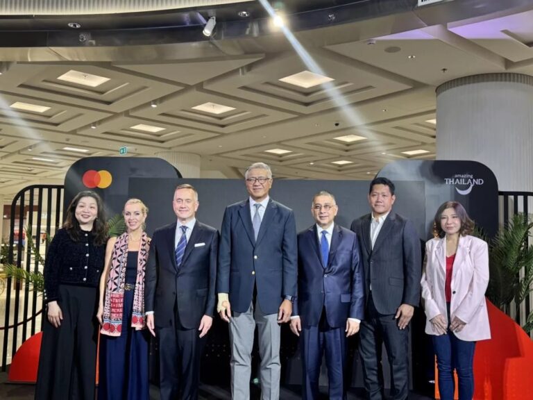 泰國觀光局（TAT）宣布投入3,000萬泰銖翻新「Amazing Thailand App」，主打以單一數位入口整合到站資訊、景點活動搜尋與服務串接，盼提升入境旅客旅遊動線效率並支撐年度觀光收入3兆泰銖目標。外界關注在OTA、地圖與社群平台競爭下，官方App能否從「查資訊」進一步養成旅客的「行程中樞」使用習慣。(圖／Bangkok Post)