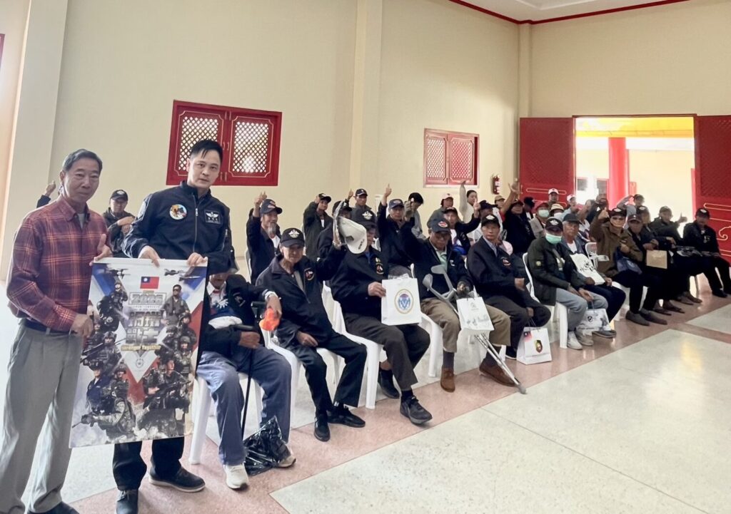 泰北最沉重新年禮 國軍心輔講師黃信凱:脫衣送「空軍藍」贈年邁孤軍做壽服以尊嚴告別 泰北最沉重新年禮 國軍心輔講師黃信凱:脫衣送「空軍藍」贈年邁孤軍做壽服以尊嚴告別