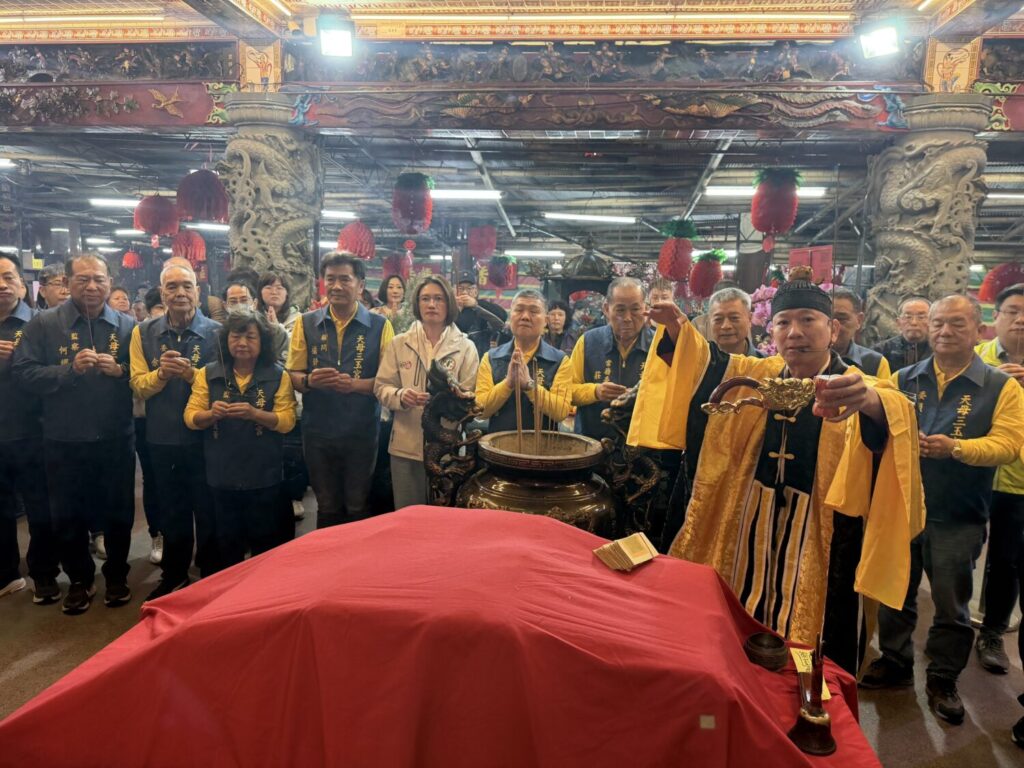 除夕夜求平安招財金 台北「天母三玉宮」吸引上千位民眾前來求錢母 除夕夜求平安招財金 台北「天母三玉宮」吸引上千位民眾前來求錢母