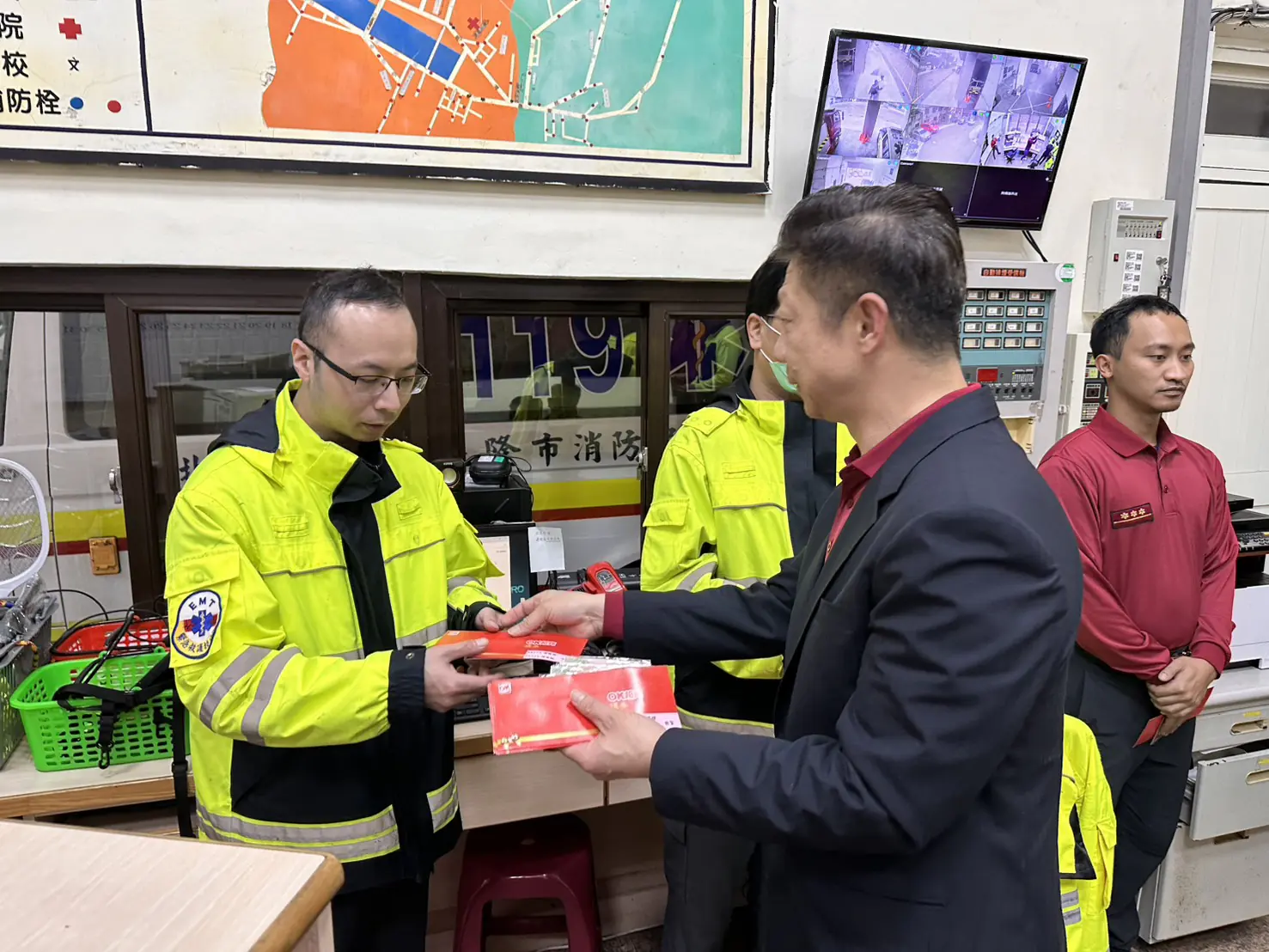 春節堅守崗位守護城市 基隆消防局長游家懿慰問執勤同仁 春節堅守崗位守護城市 基隆消防局長游家懿慰問執勤同仁