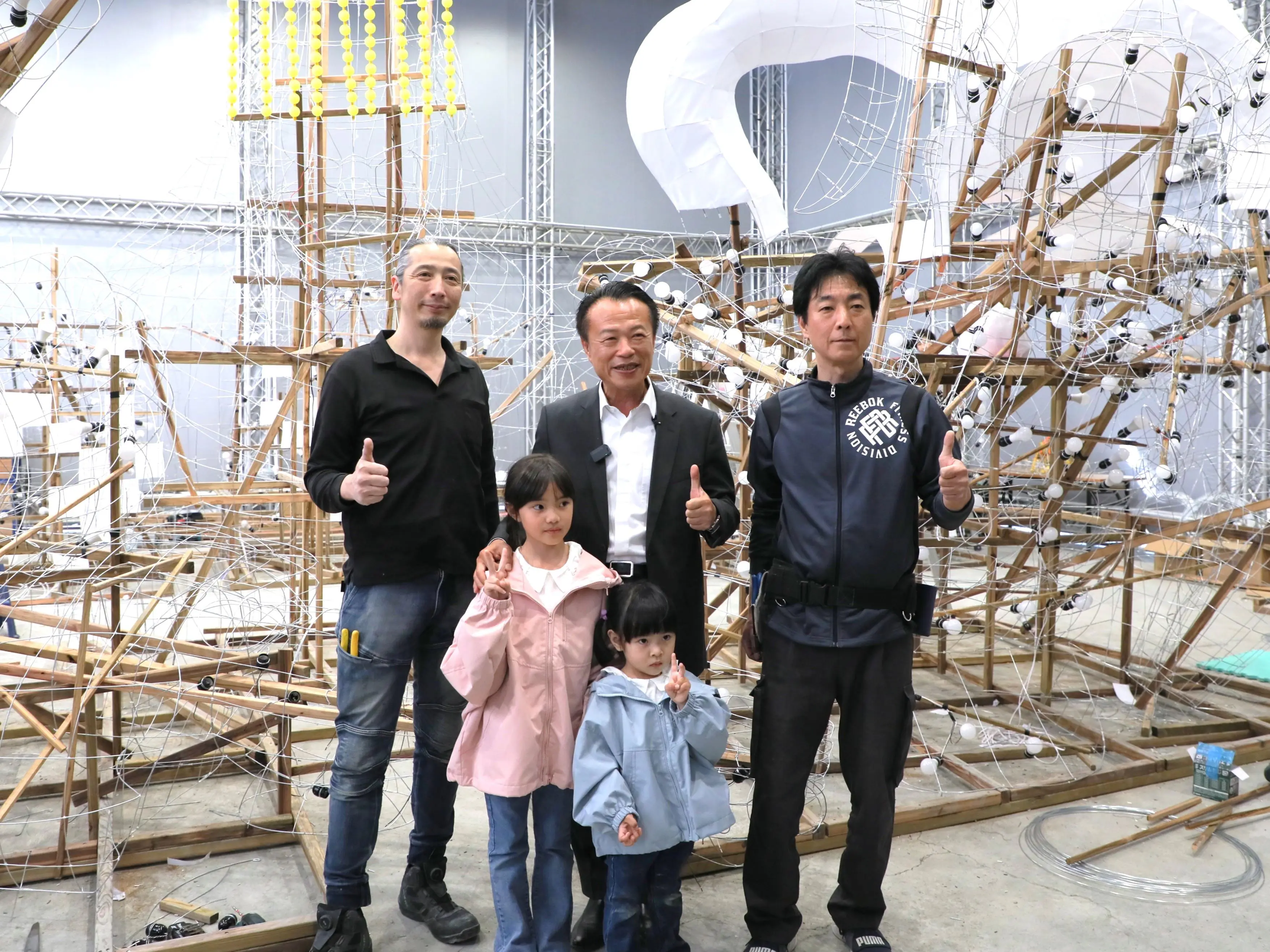 2026台灣燈會「青森睡魔抵嘉」　翁縣長與小朋友體驗製作巨型紙燈籠