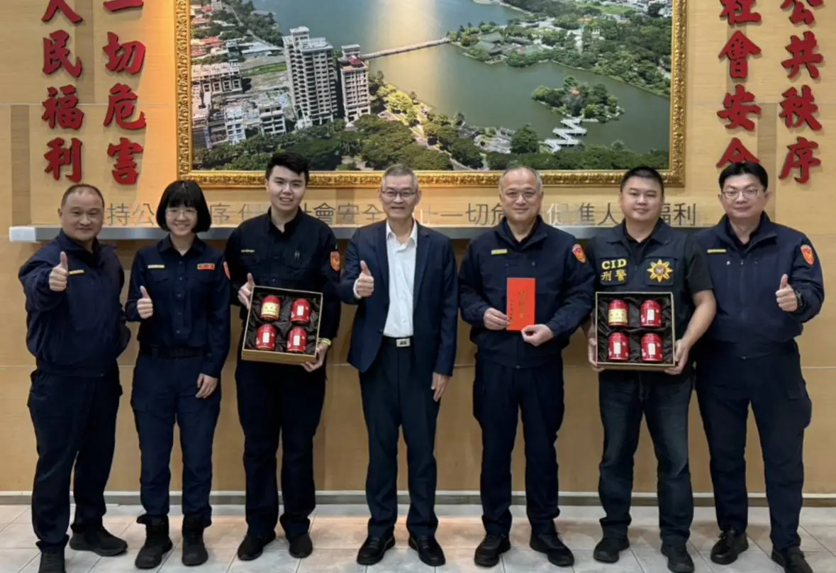 借錢又借車起糾紛 男強行取走240萬元遭警逮捕 警察局長趙瑞華立即頒獎破案有功人員。