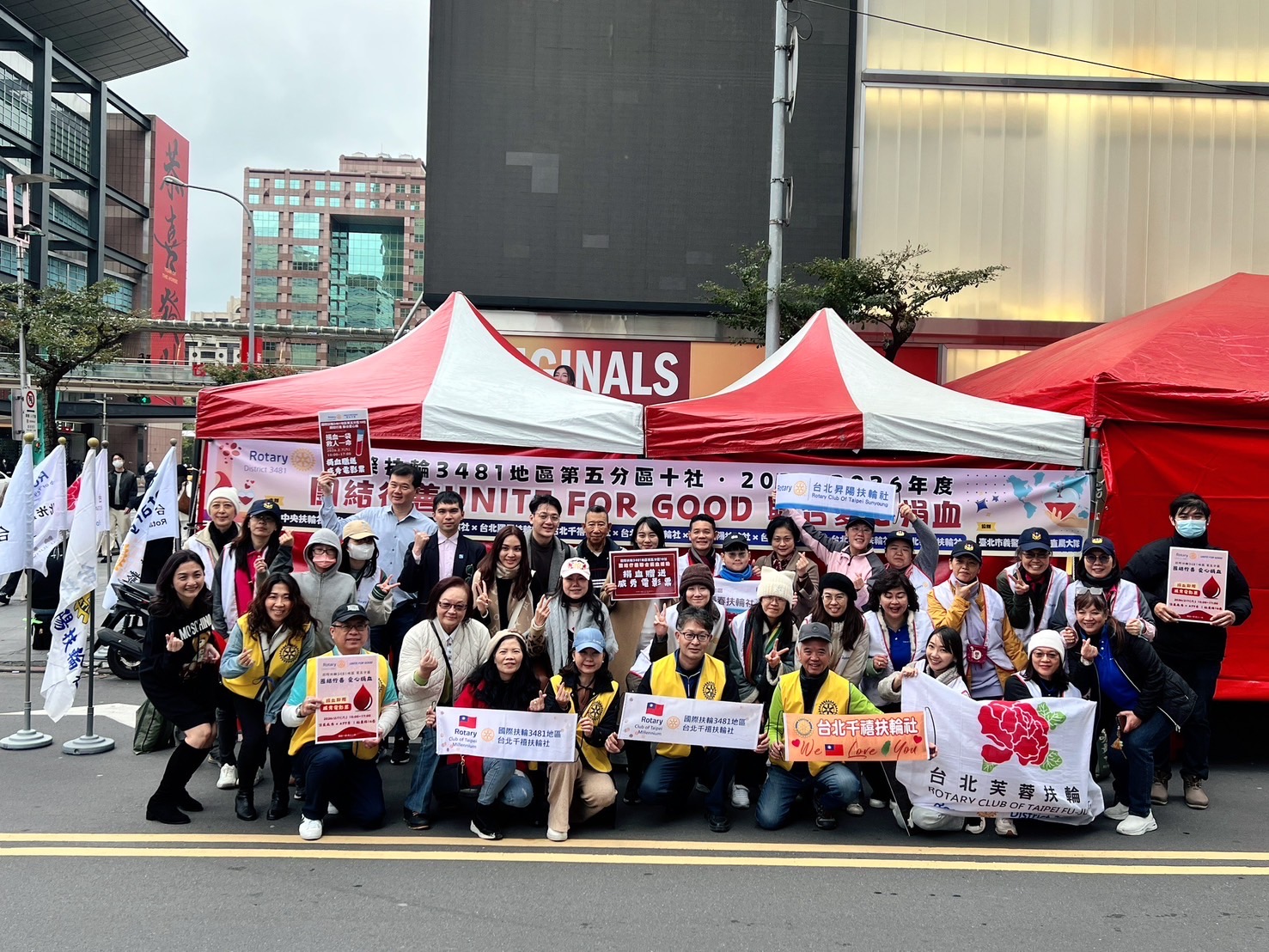 大馬歌手「江耀崙」呼籲一起捐血 讓愛流動 大馬男神-江耀崙 與 好友台北芙蓉扶輪社社長杜旻倫 攜手一起參與 國際扶輪3481地區一起團結行善UNITE FOR GOOD。(圖/唱戲世界娛樂 提供)