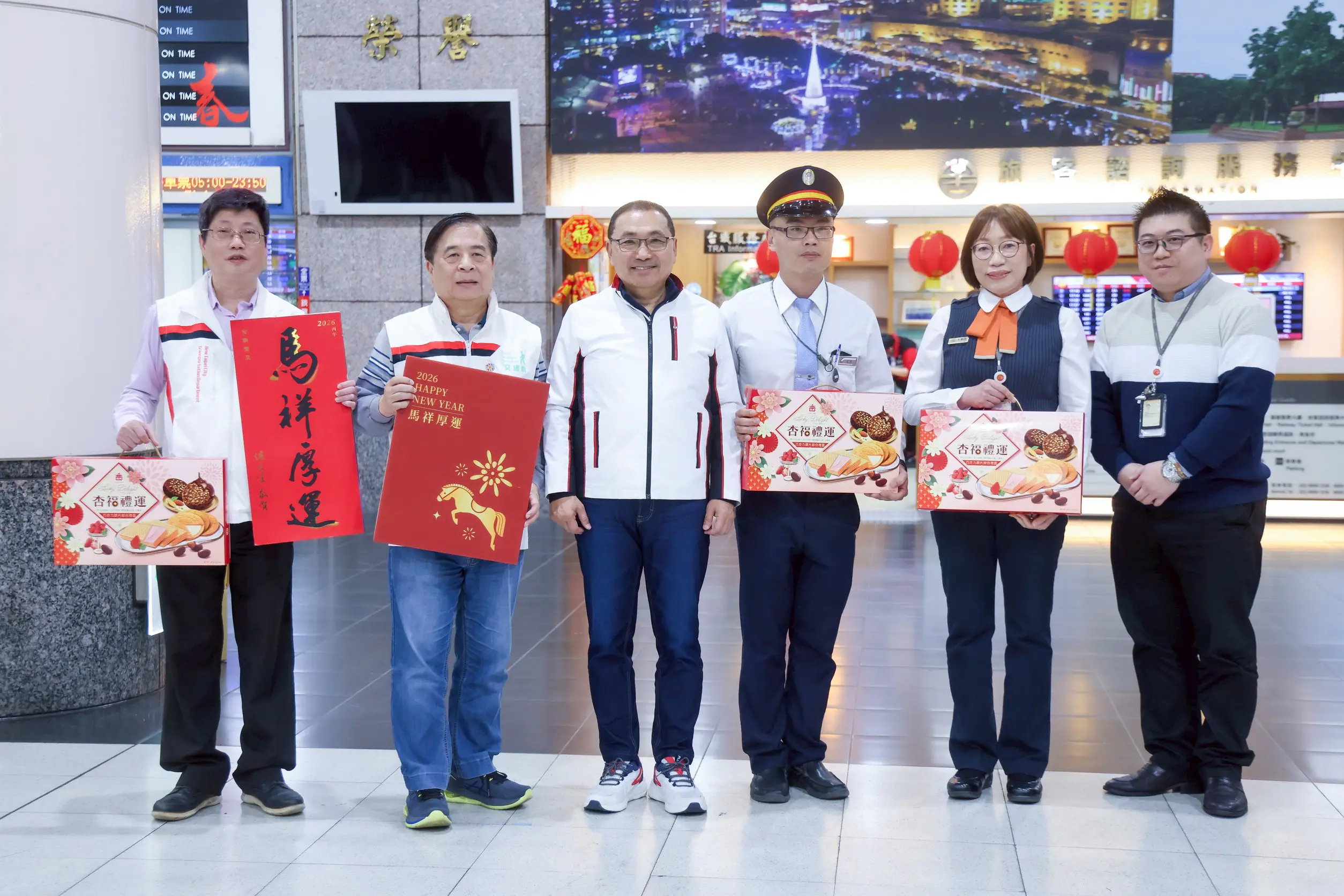 慰勞春節大眾運輸輪值夥伴 侯友宜發福袋祝「馬祥厚運」 慰勞春節大眾運輸輪值夥伴 侯友宜發福袋祝「馬祥厚運」
