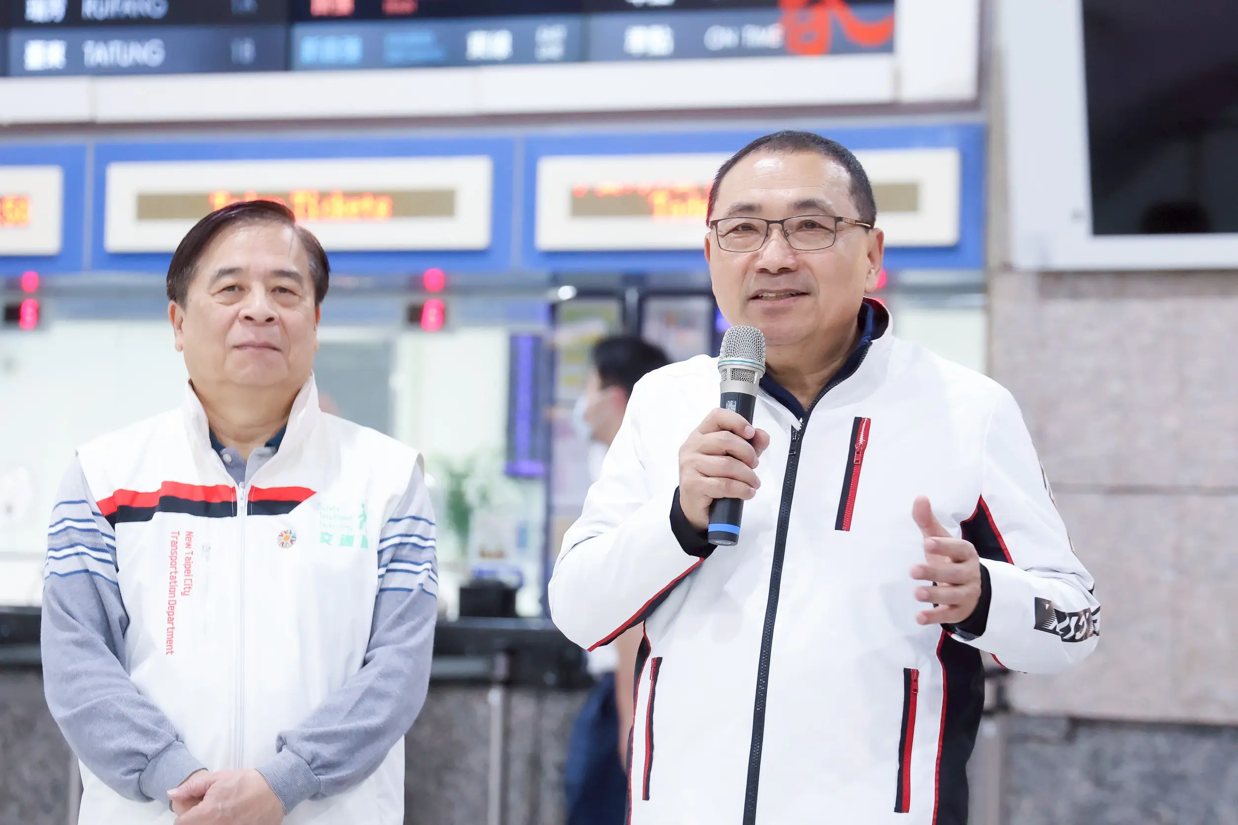 慰勞春節大眾運輸輪值夥伴 侯友宜發福袋祝「馬祥厚運」 慰勞春節大眾運輸輪值夥伴 侯友宜發福袋祝「馬祥厚運」