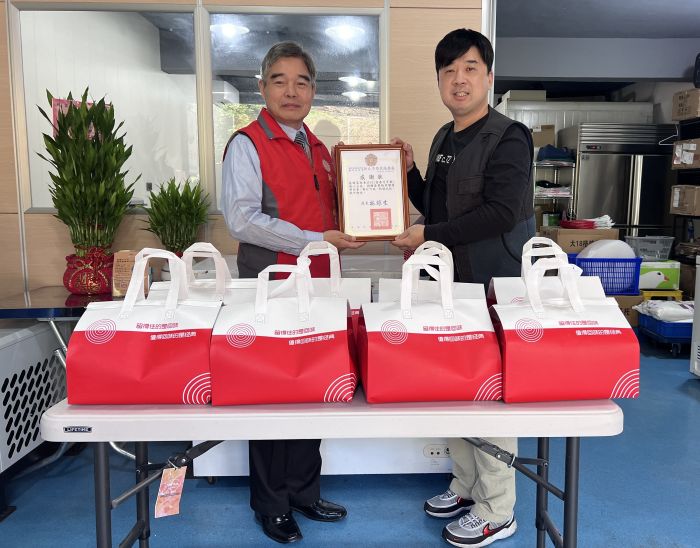 創業有成回饋社會 榮民林凡瑋捐贈愛心水餃送暖 23 《圖說》榮民林凡瑋(右)捐贈春節愛心水餃,林振生處長(左)頒贈感謝狀。〈新北榮服處提供〉