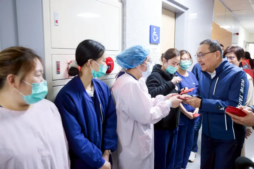 除夕慰問新北聯醫 侯友宜感謝醫護人員 守護民眾健康 除夕慰問新北聯醫 侯友宜感謝醫護人員 守護民眾健康
