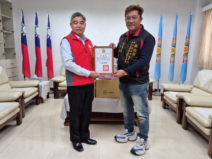 溫暖向學子女 新北〈第二類退除役官兵〉捐贈文具及善款 58 《圖說》林振生處長(左)致贈感謝狀。〈新北榮服處提供〉