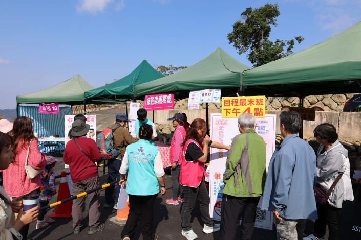 草嶺櫻花盛開人潮湧現 張麗善縣長勘查交通疏運、慰勞執勤人員 雲縣府與古坑鄉公所合作透過交通接駁與管制措施,讓整體動線更加順暢。
