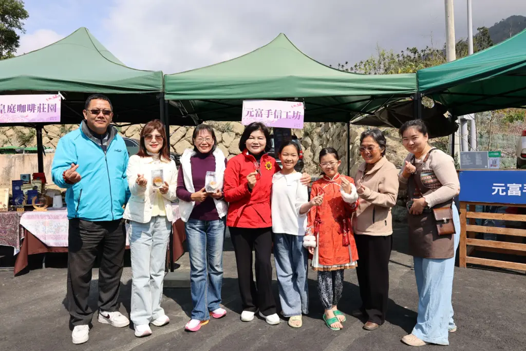 草嶺櫻花盛開人潮湧現 張麗善縣長勘查交通疏運、慰勞執勤人員 草嶺櫻花盛開人潮湧現 張麗善縣長勘查交通疏運、慰勞執勤人員