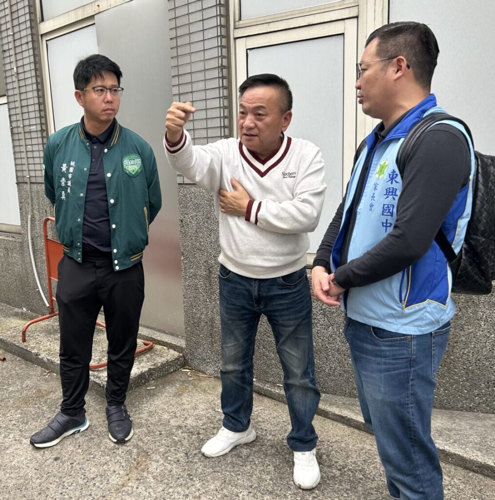 路寬過窄學童寸步難行!桃園明德里長陳朝福協同市議員黃崇真會勘 路寬過窄學童寸步難行!桃園明德里長陳朝福協同市議員黃崇真會勘