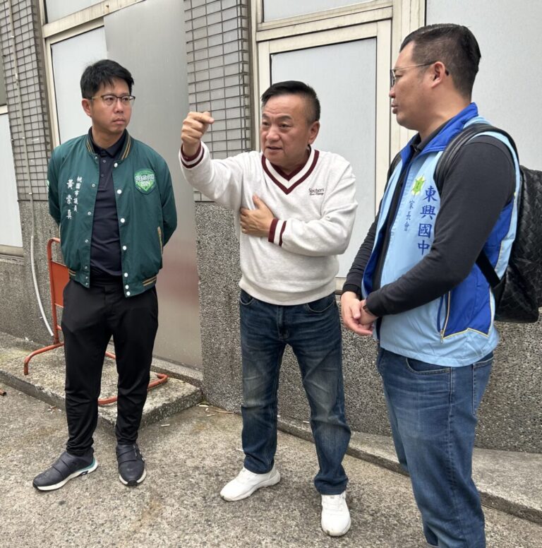 路寬過窄學童寸步難行！桃園明德里長陳朝福協同市議員黃崇真會勘