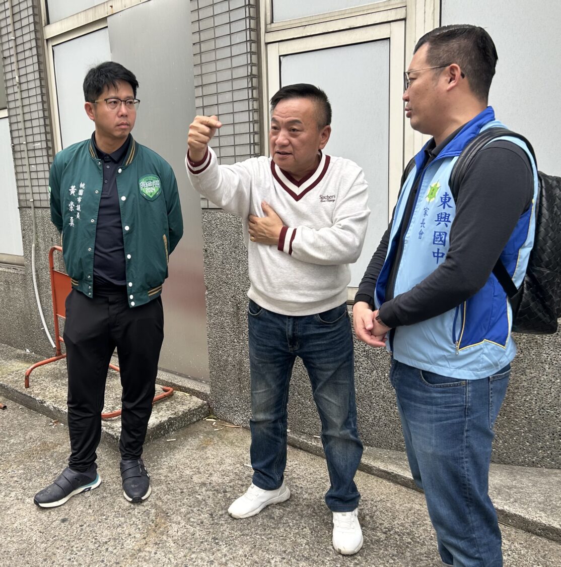 路寬過窄學童寸步難行!桃園明德里長陳朝福協同市議員黃崇真會勘 明德里里長陳朝福(中)今(26)日同市議員黃崇真(左)與信義國小榮譽家長會長陳信州(右)等,前往中壢區信義國小外的昆明街3號進行會勘,展開增設人行道的可能討論。(記者翻攝)