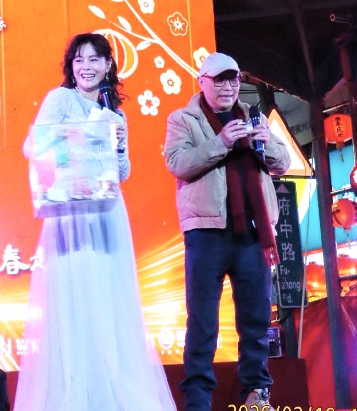 板橋慈惠宮媽祖坐鎮 三金卡司齊聚舞台 鄧安寧驚喜現身板橋慈惠宮! 金鐘、金馬、金曲藝人年節期間在板橋慈惠宮一次集滿!(圖/鳳凰藝能 提供)