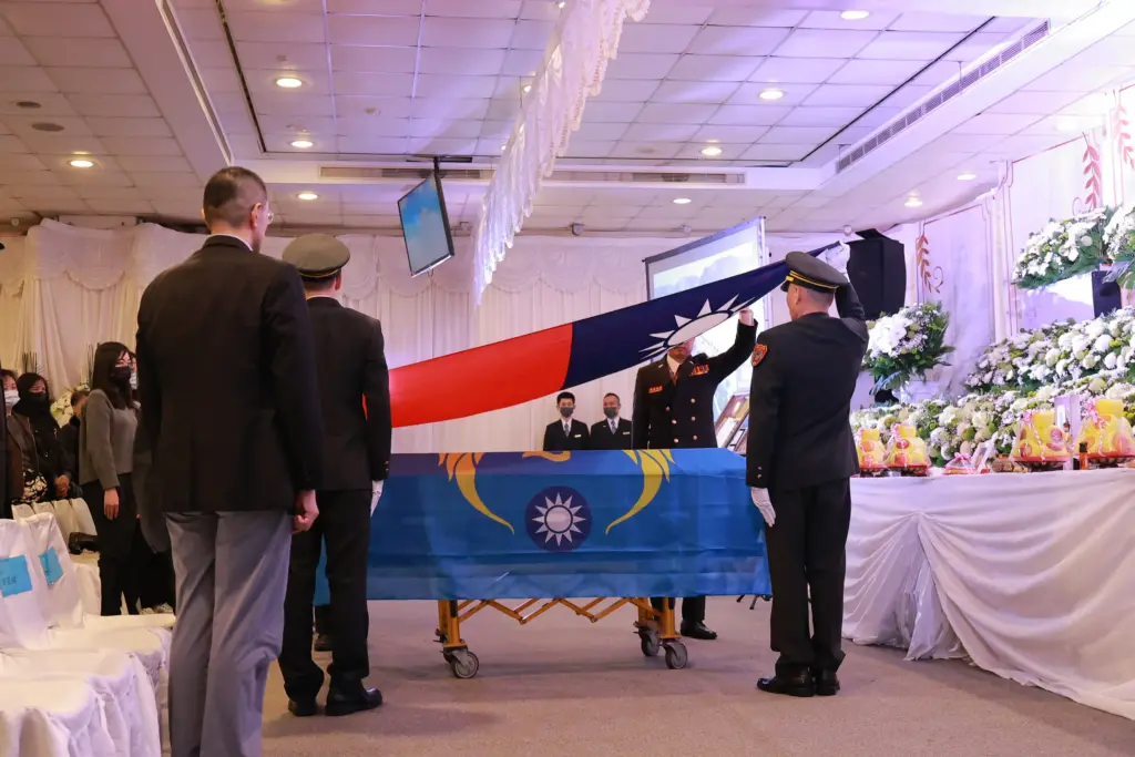 烈火忠魂！英勇殉職消防分隊長詹能傑公祭　基隆市府覆旗追思