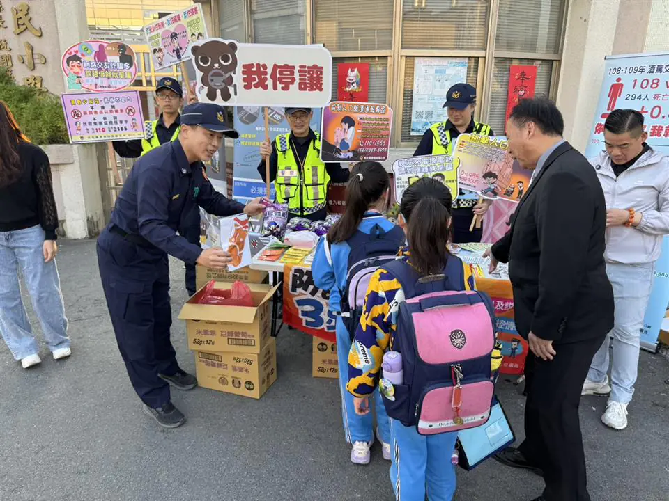 開學日送「葡萄乖乖」　溪湖分局啟動護童專案守護學童安全