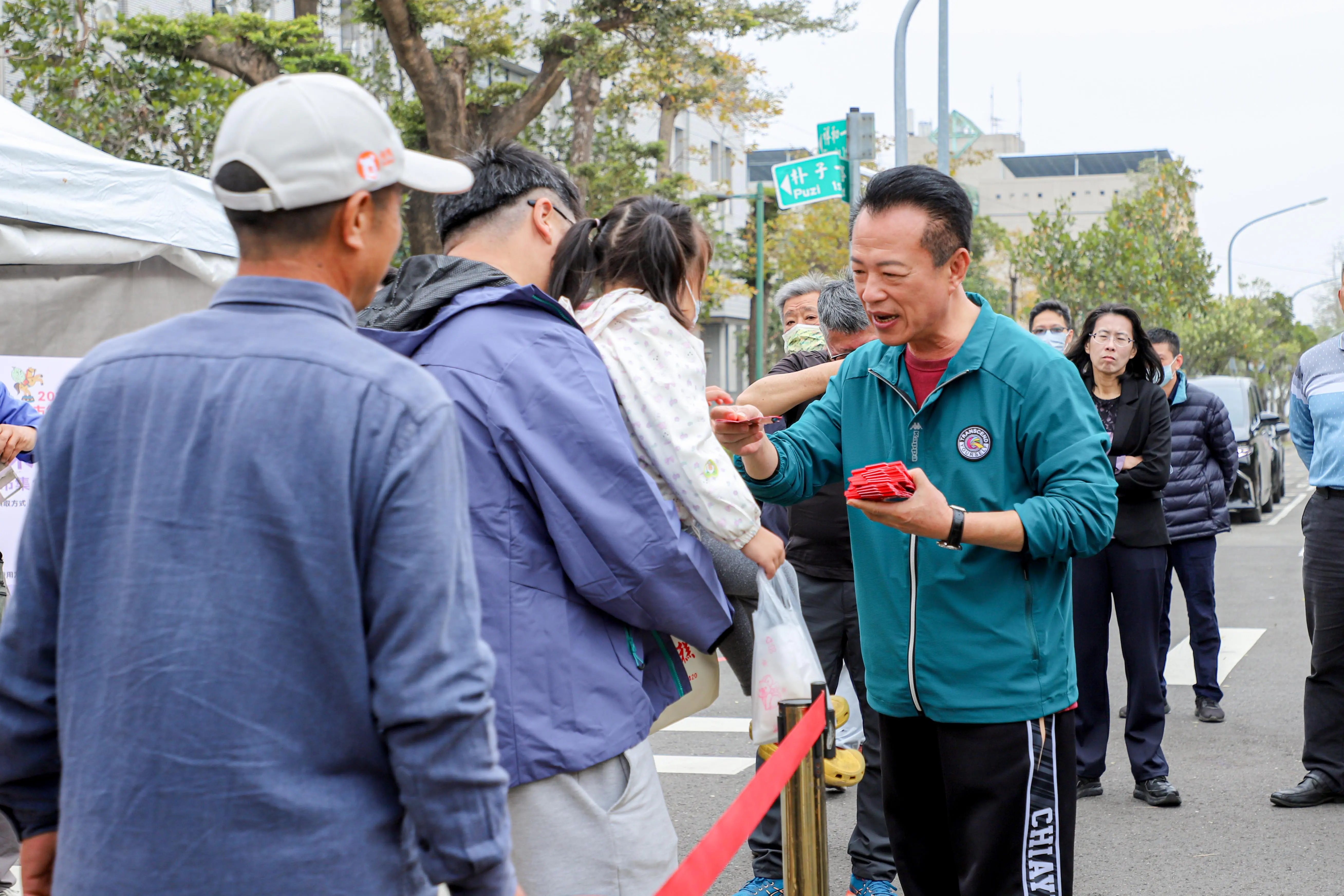 迎新春、辦年貨一次到位　嘉有好市集年貨大街熱鬧登場