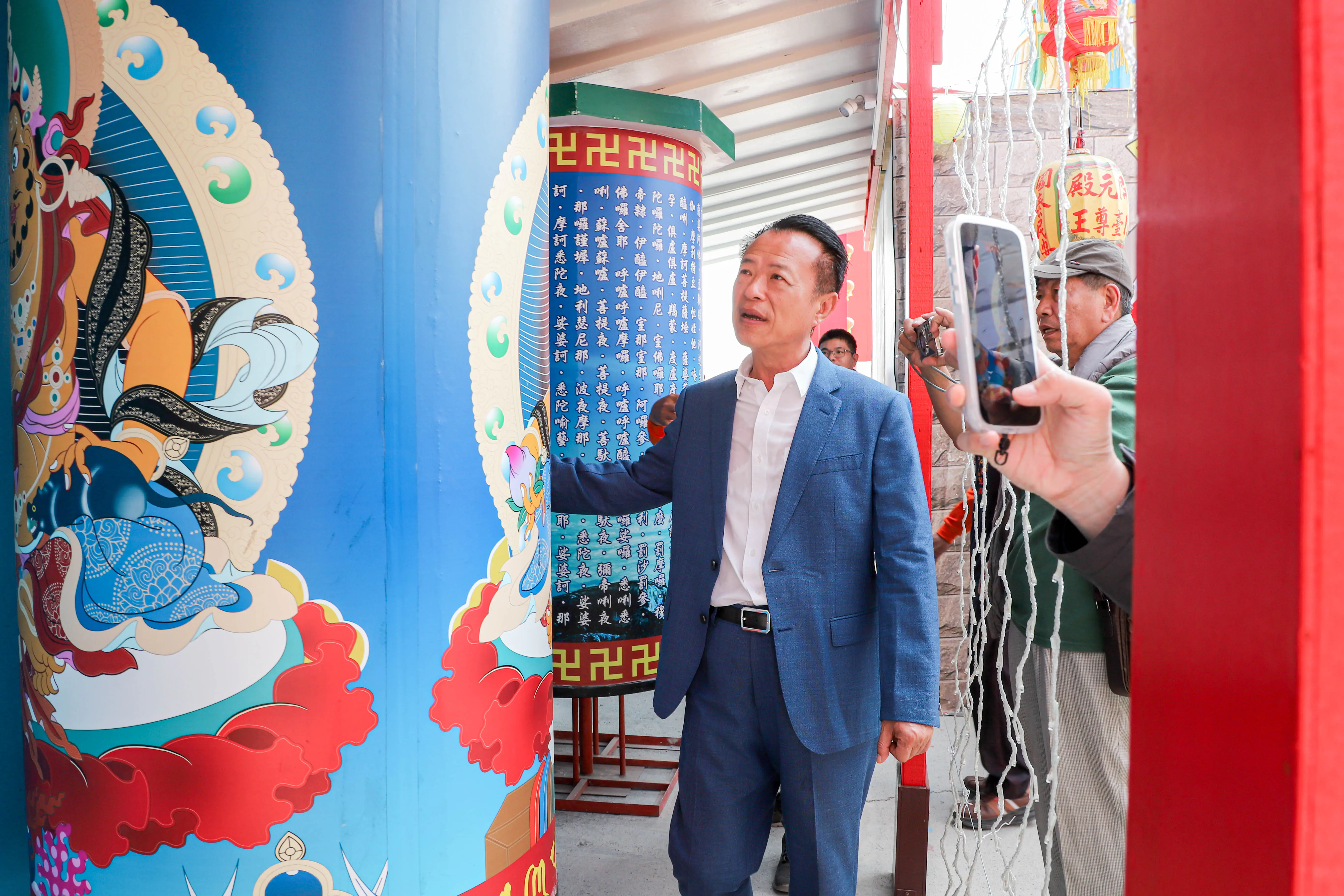 翁章梁視察台灣燈會宗教燈區「好神抵嘉」 走訪各宮廟燈座祈福 翁章梁視察台灣燈會宗教燈區「好神抵嘉」 走訪各宮廟燈座祈福