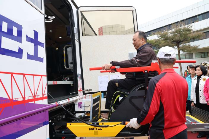 打造無障礙交通新里程 雲林再添一輛大型復康巴士加入服務 今日啟用的大型復康巴士,設有6個輪椅區及21個乘客座位,配備更完善、座位容量更充足,可大幅提升團體外出的交通便利性