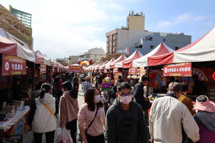 雲林年貨大街熱鬧登場 張麗善縣長邀全民採買迎新春 現場集結百餘攤優質商家,展售年節商品、特色伴手禮與人氣美食,一早即吸引大批民眾前來採買,氣氛熱鬧。