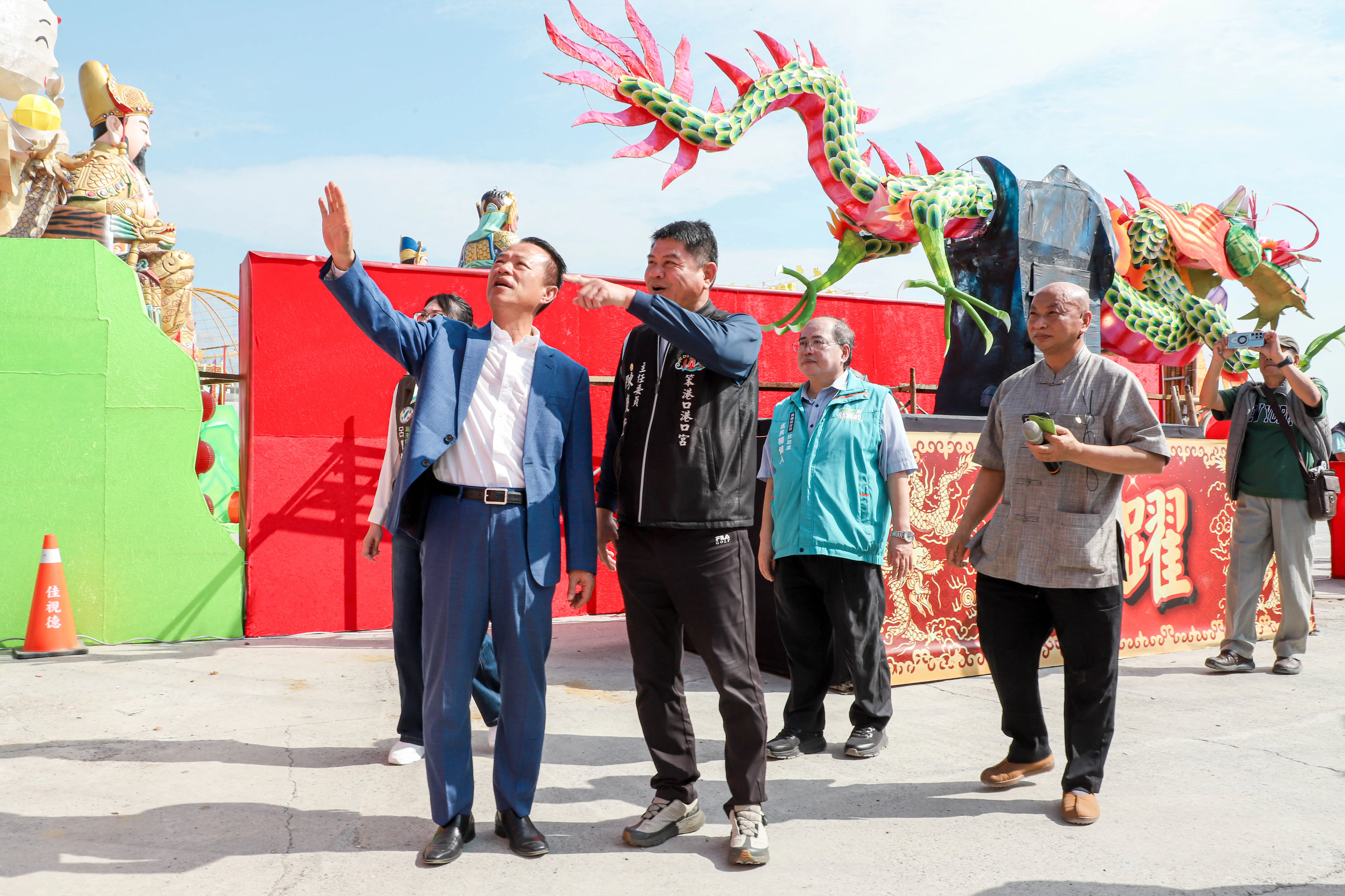 翁章梁視察台灣燈會宗教燈區「好神抵嘉」 走訪各宮廟燈座祈福 翁章梁視察台灣燈會宗教燈區「好神抵嘉」 走訪各宮廟燈座祈福