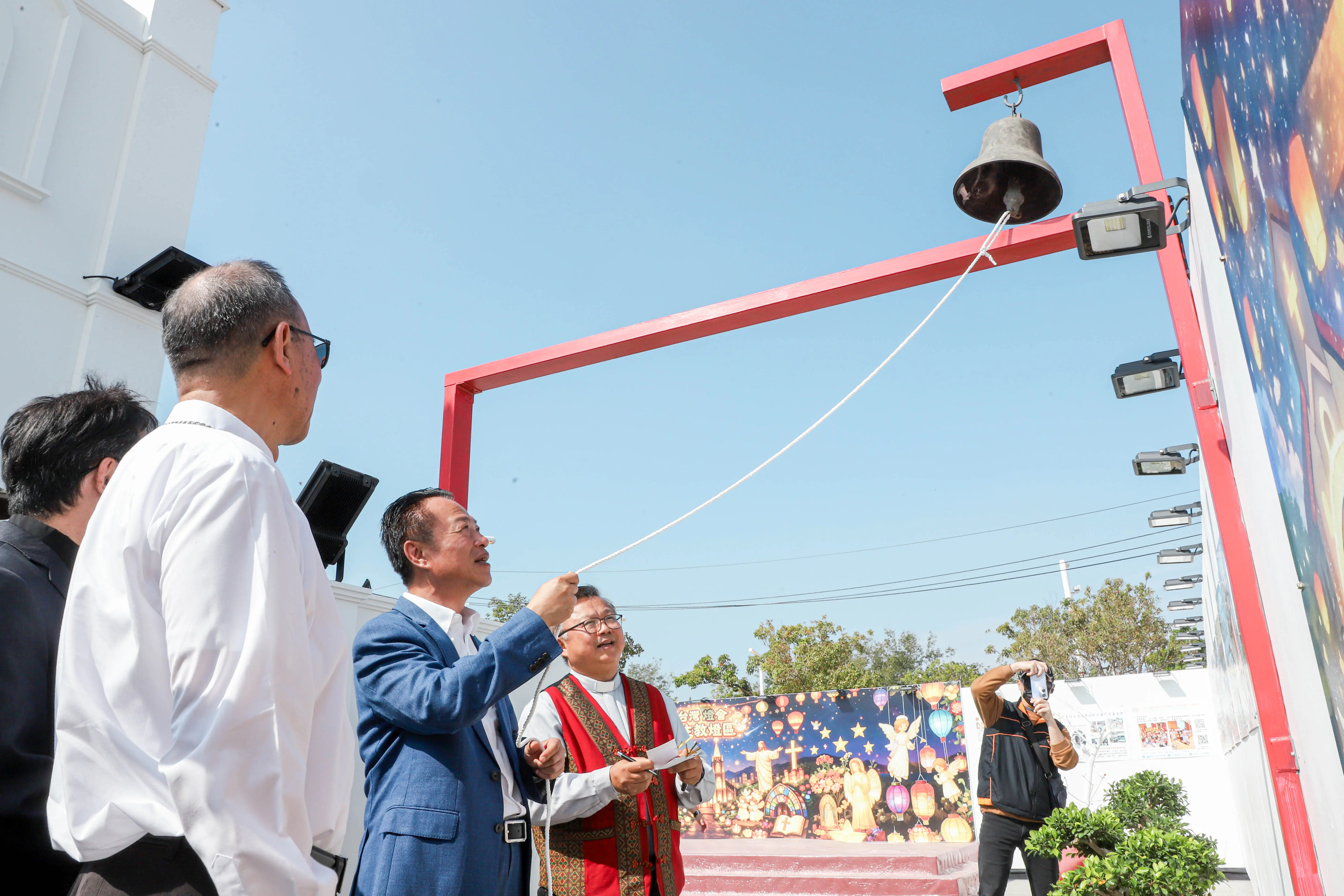 翁章梁視察台灣燈會宗教燈區「好神抵嘉」 走訪各宮廟燈座祈福 翁章梁視察台灣燈會宗教燈區「好神抵嘉」 走訪各宮廟燈座祈福