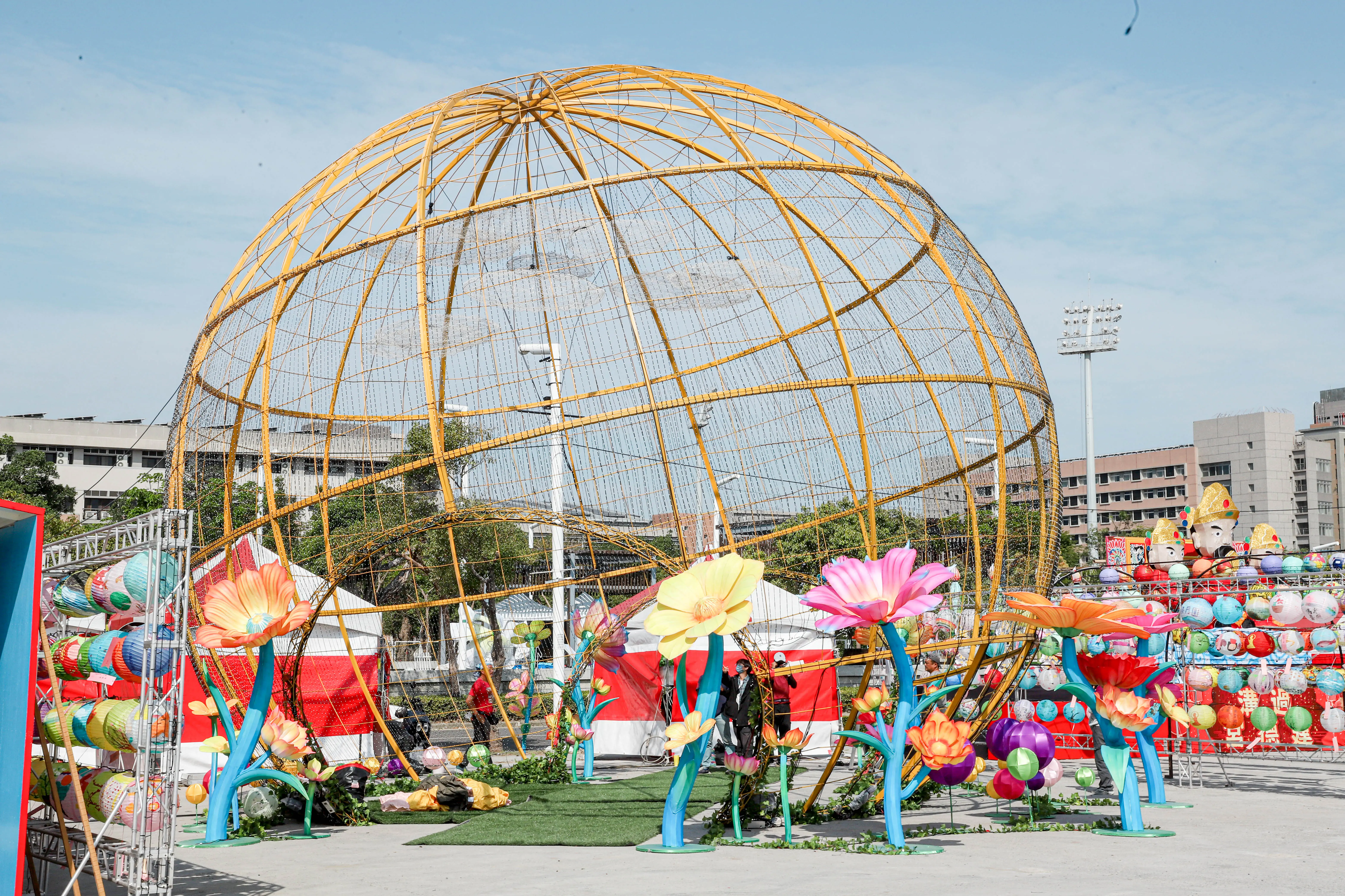 翁章梁視察台灣燈會宗教燈區「好神抵嘉」 走訪各宮廟燈座祈福 翁章梁視察台灣燈會宗教燈區「好神抵嘉」 走訪各宮廟燈座祈福