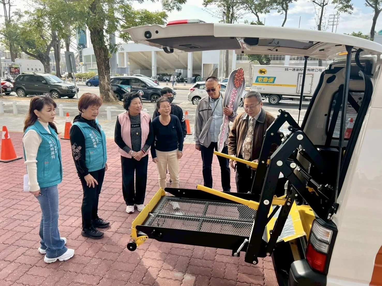 綺美電鍍股份有限公司捐贈嘉縣1台復康巴士