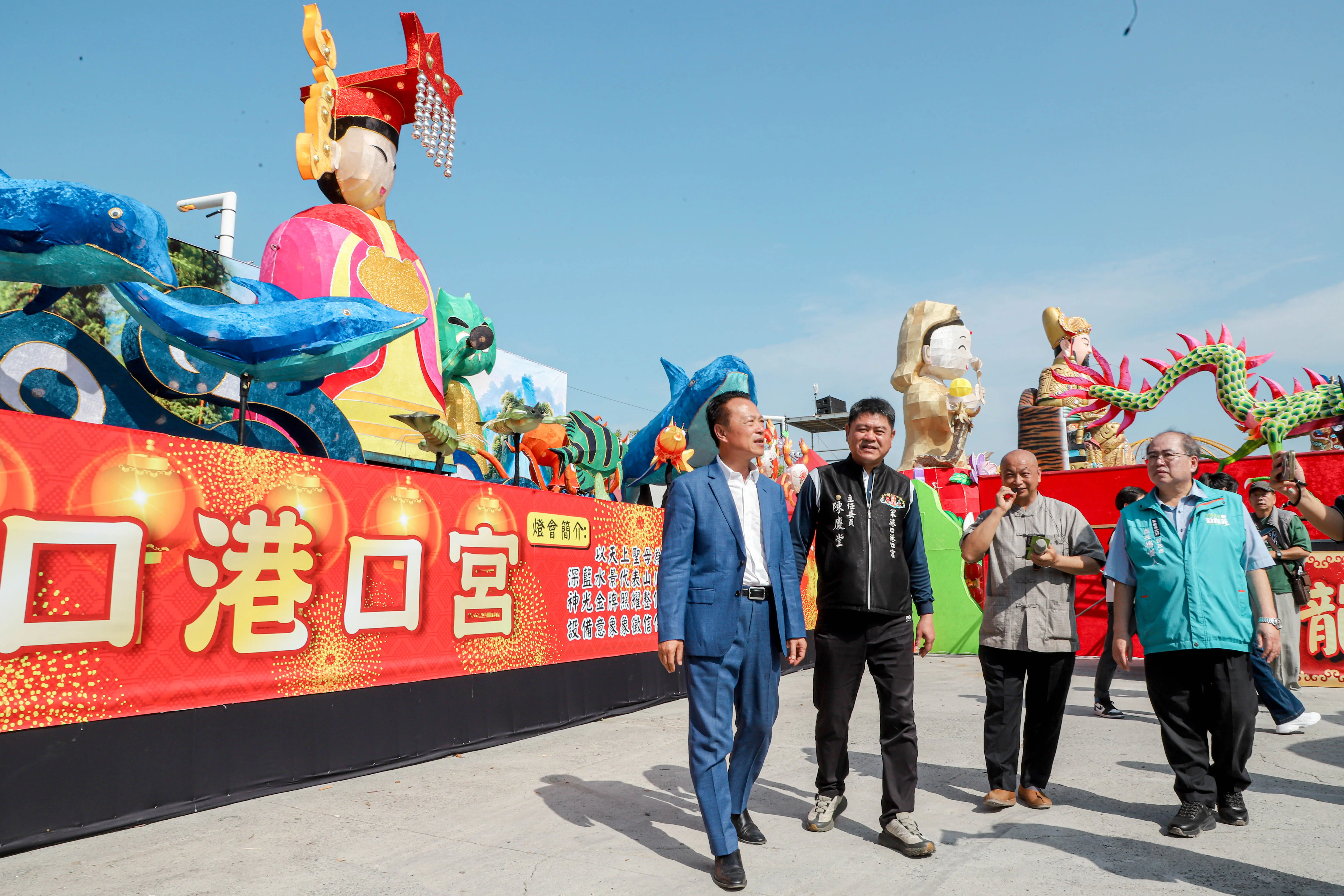 翁章梁視察台灣燈會宗教燈區「好神抵嘉」 走訪各宮廟燈座祈福 翁章梁視察台灣燈會宗教燈區「好神抵嘉」 走訪各宮廟燈座祈福