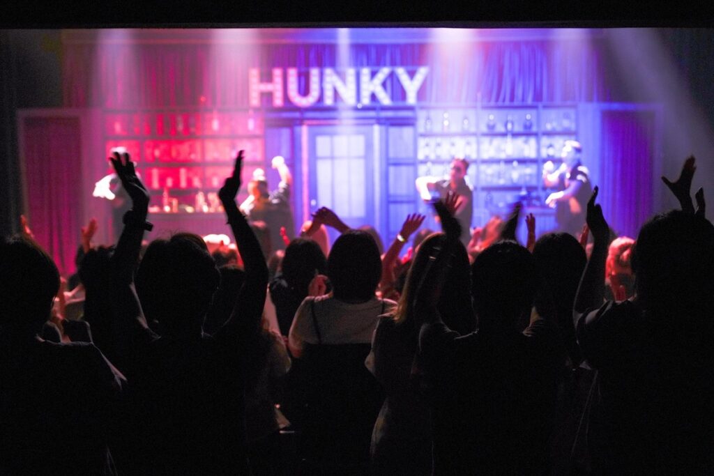 在首爾夜晚遇見一場不需要翻譯的表演 HUNKYSHOW成為旅程中意外留下記憶的一站 在首爾夜晚遇見一場不需要翻譯的表演 HUNKYSHOW成為旅程中意外留下記憶的一站