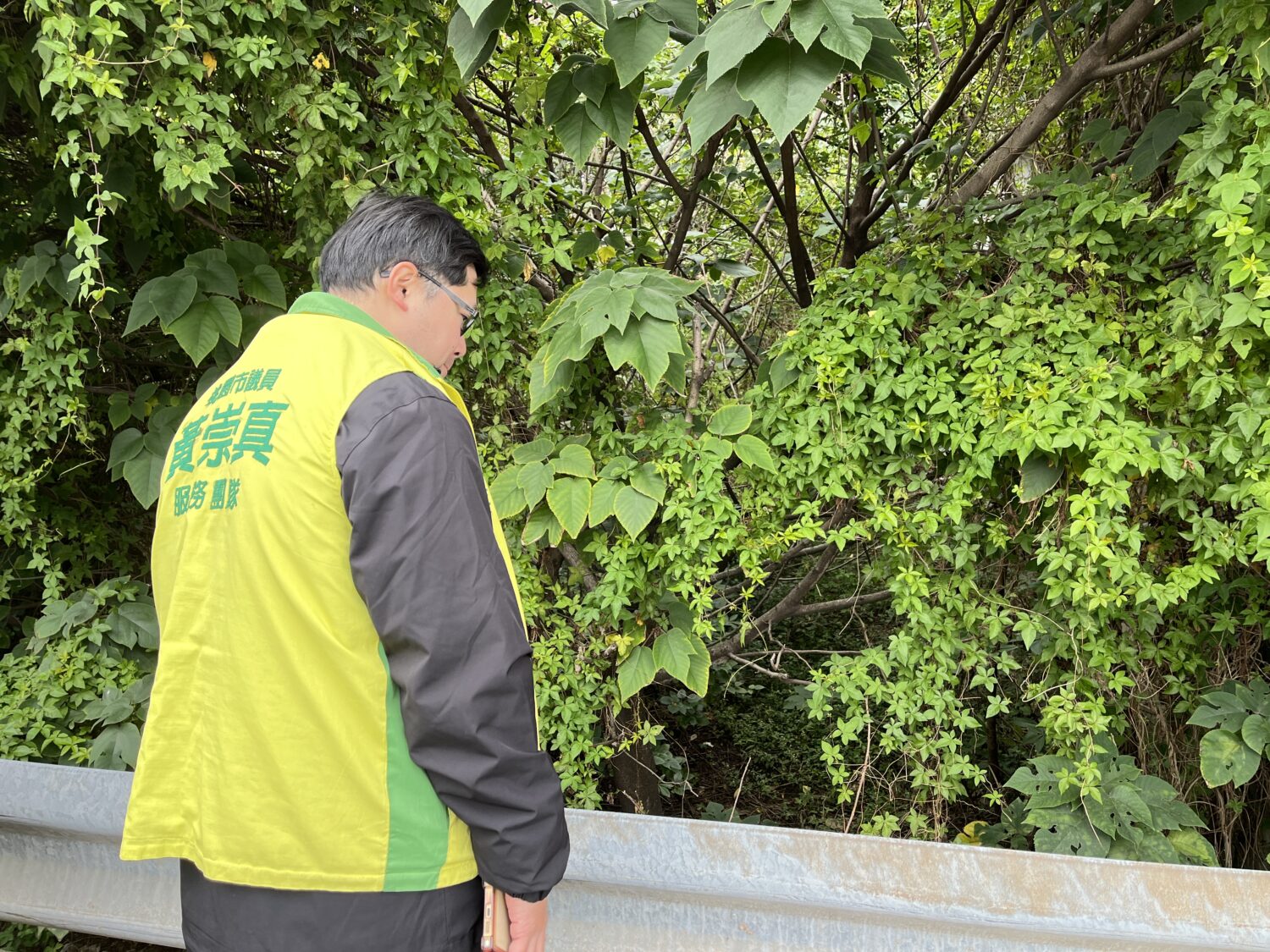 普忠里土地出入卡關 黃崇真服務處會同里長現勘 普忠里土地出入卡關 黃崇真服務處會同里長現勘