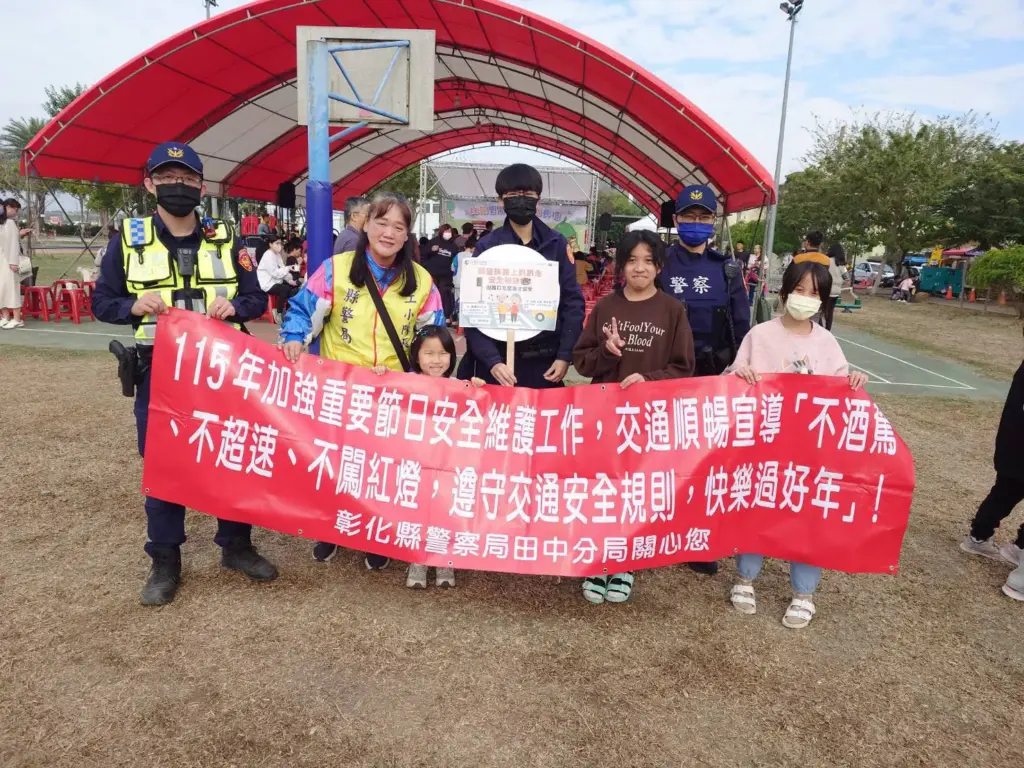 里樂公園童趣開箱 社頭警大手牽小手宣導交通平安 里樂公園童趣開箱 社頭警大手牽小手宣導交通平安